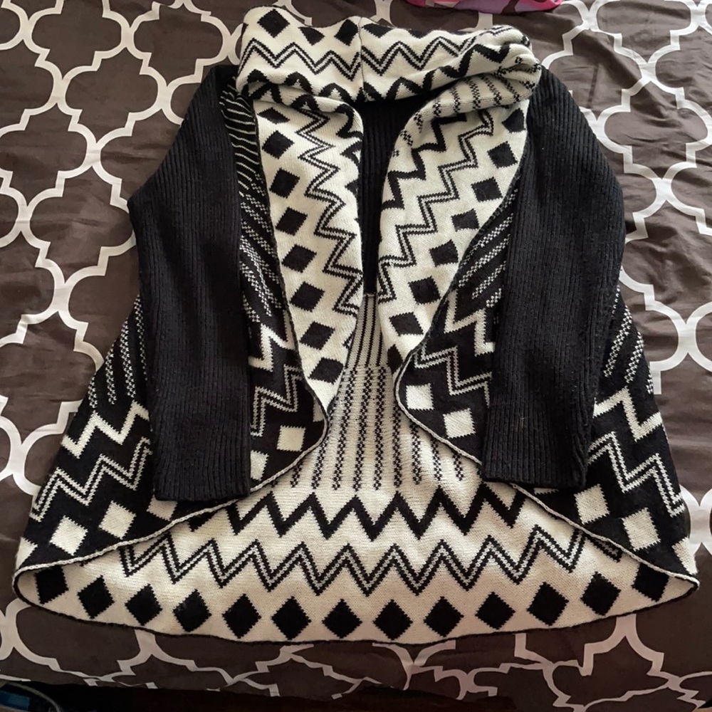 Black and white long sweater so comfortable